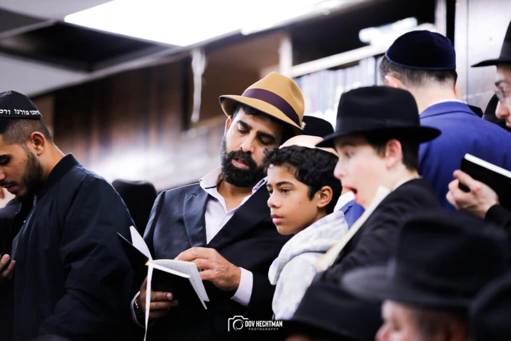 אלפי אנשים באמירת סליחות בבית מדרשו של הרבי מליובאוויטש • גלריה