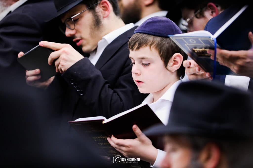 אלפי אנשים באמירת סליחות בבית מדרשו של הרבי מליובאוויטש • גלריה