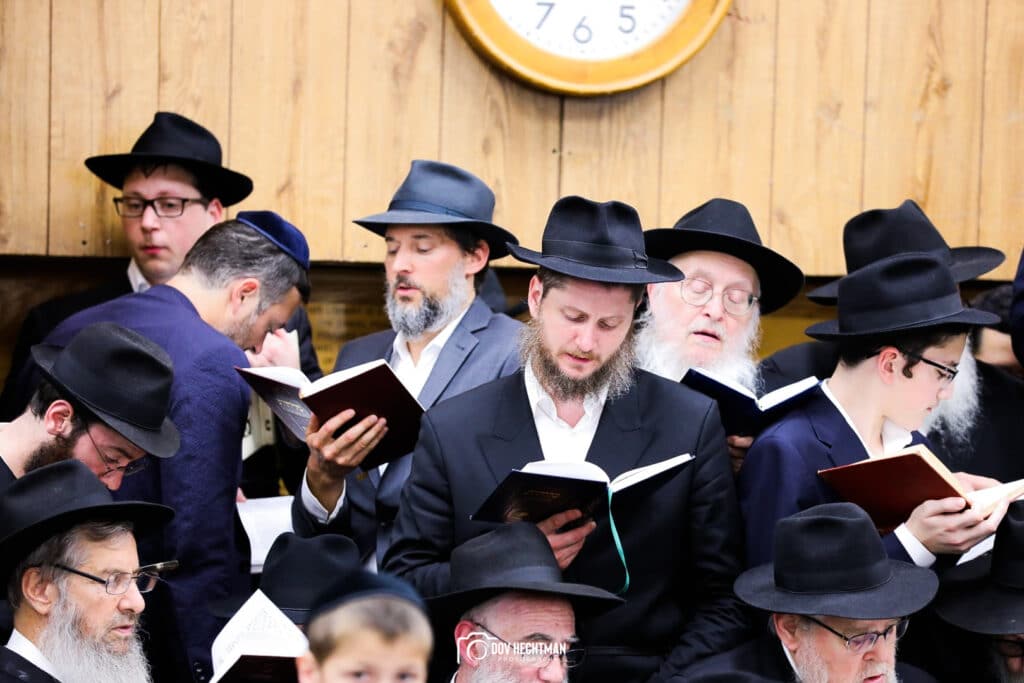 אלפי אנשים באמירת סליחות בבית מדרשו של הרבי מליובאוויטש • גלריה
