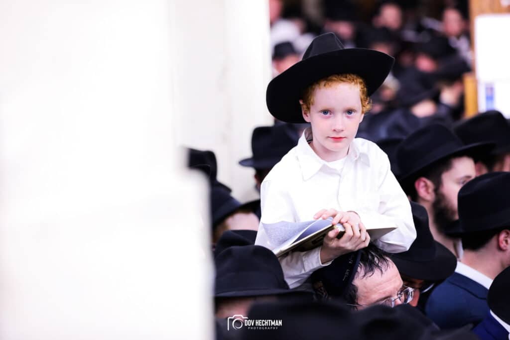 אלפי אנשים באמירת סליחות בבית מדרשו של הרבי מליובאוויטש • גלריה