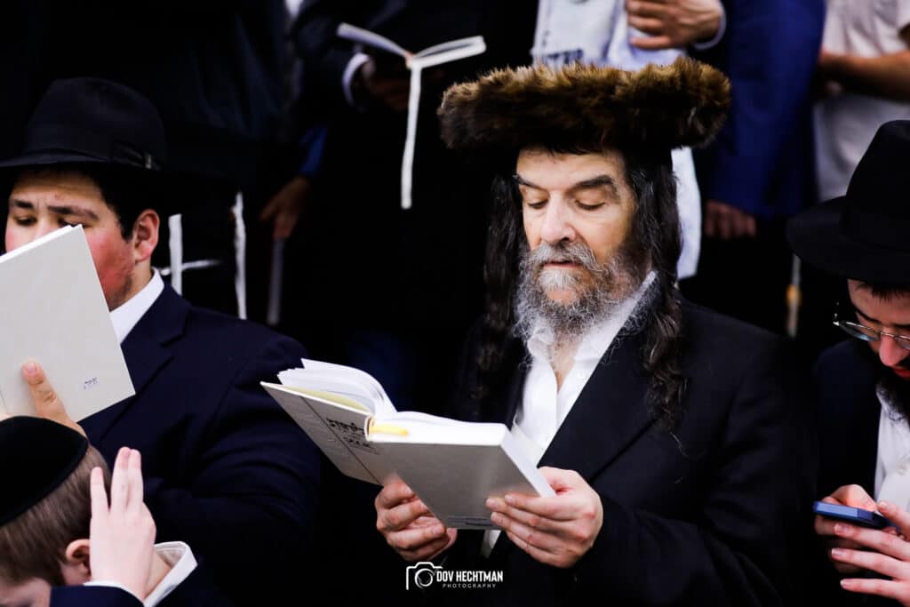 אלפי אנשים באמירת סליחות בבית מדרשו של הרבי מליובאוויטש • גלריה
