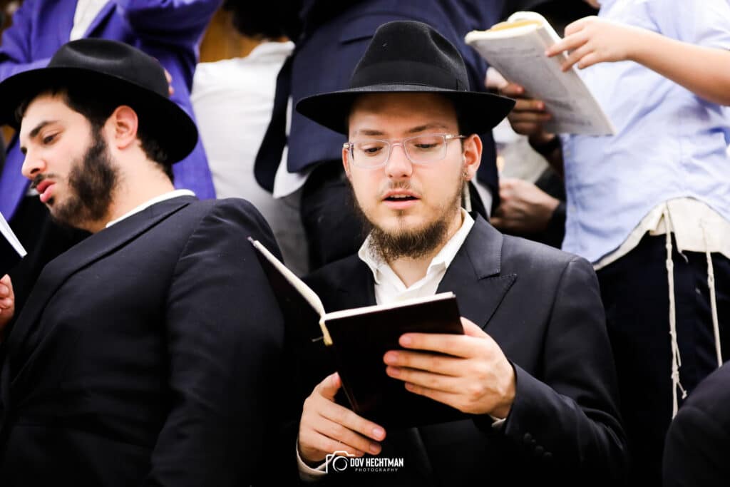 אלפי אנשים באמירת סליחות בבית מדרשו של הרבי מליובאוויטש • גלריה