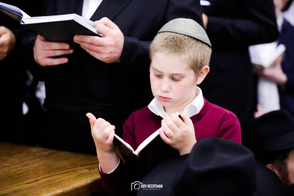 אלפי אנשים באמירת סליחות בבית מדרשו של הרבי מליובאוויטש • גלריה