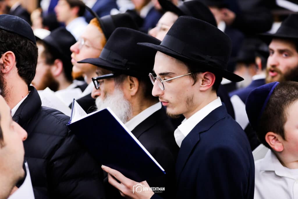 אלפי אנשים באמירת סליחות בבית מדרשו של הרבי מליובאוויטש • גלריה