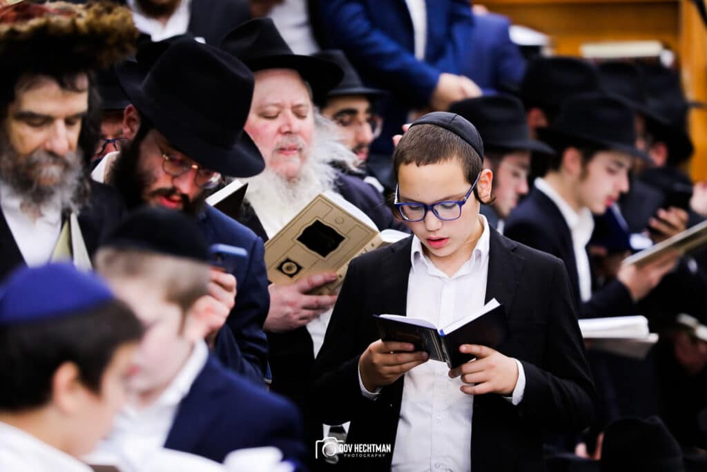 אלפי אנשים באמירת סליחות בבית מדרשו של הרבי מליובאוויטש • גלריה