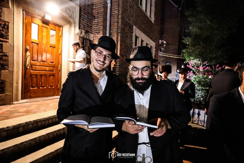 אלפי אנשים באמירת סליחות בבית מדרשו של הרבי מליובאוויטש • גלריה