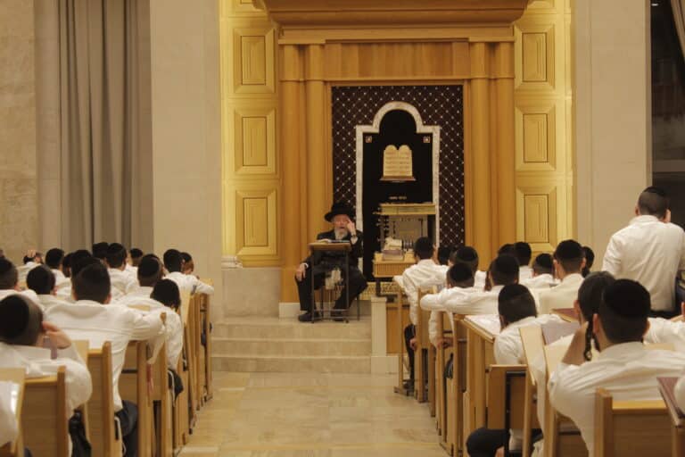 ראש ישיבת זועהיל בשיחת חיזוק   בהיכל ישיבת קמניץ