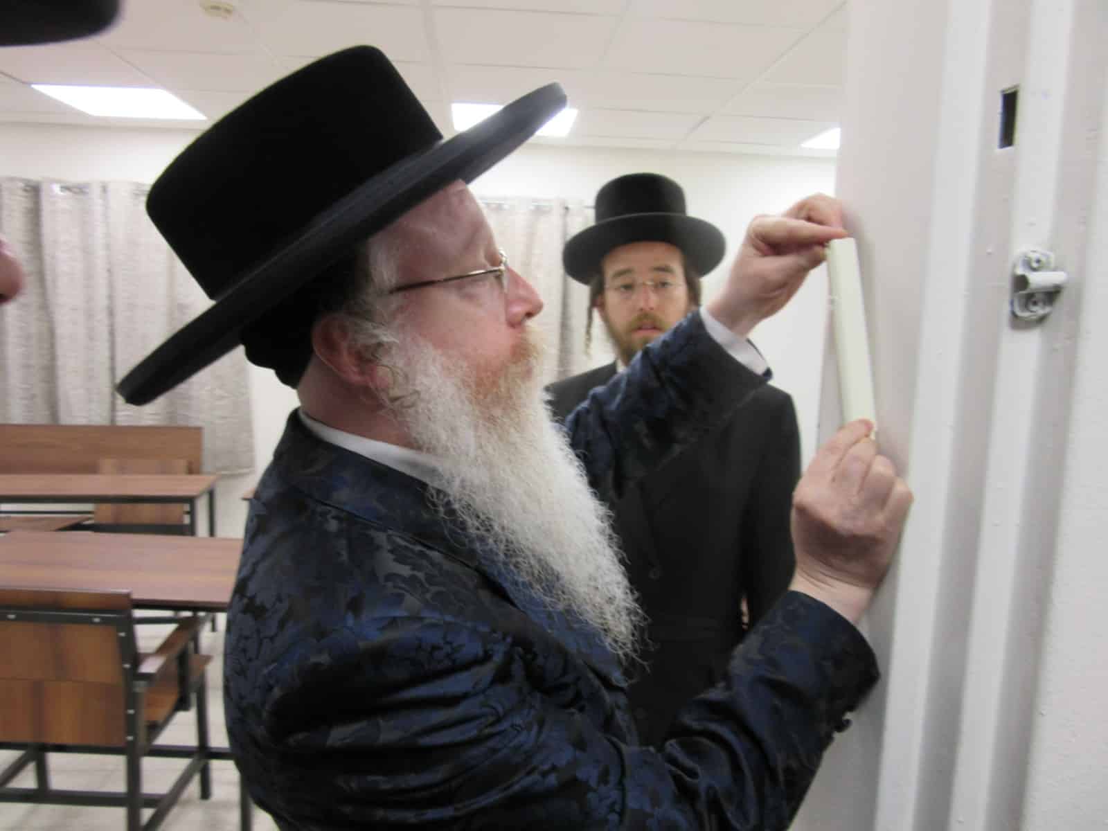 מעמד קביעת מזוזות לישיבת תורת ישראל קרעטשניף קרית גת