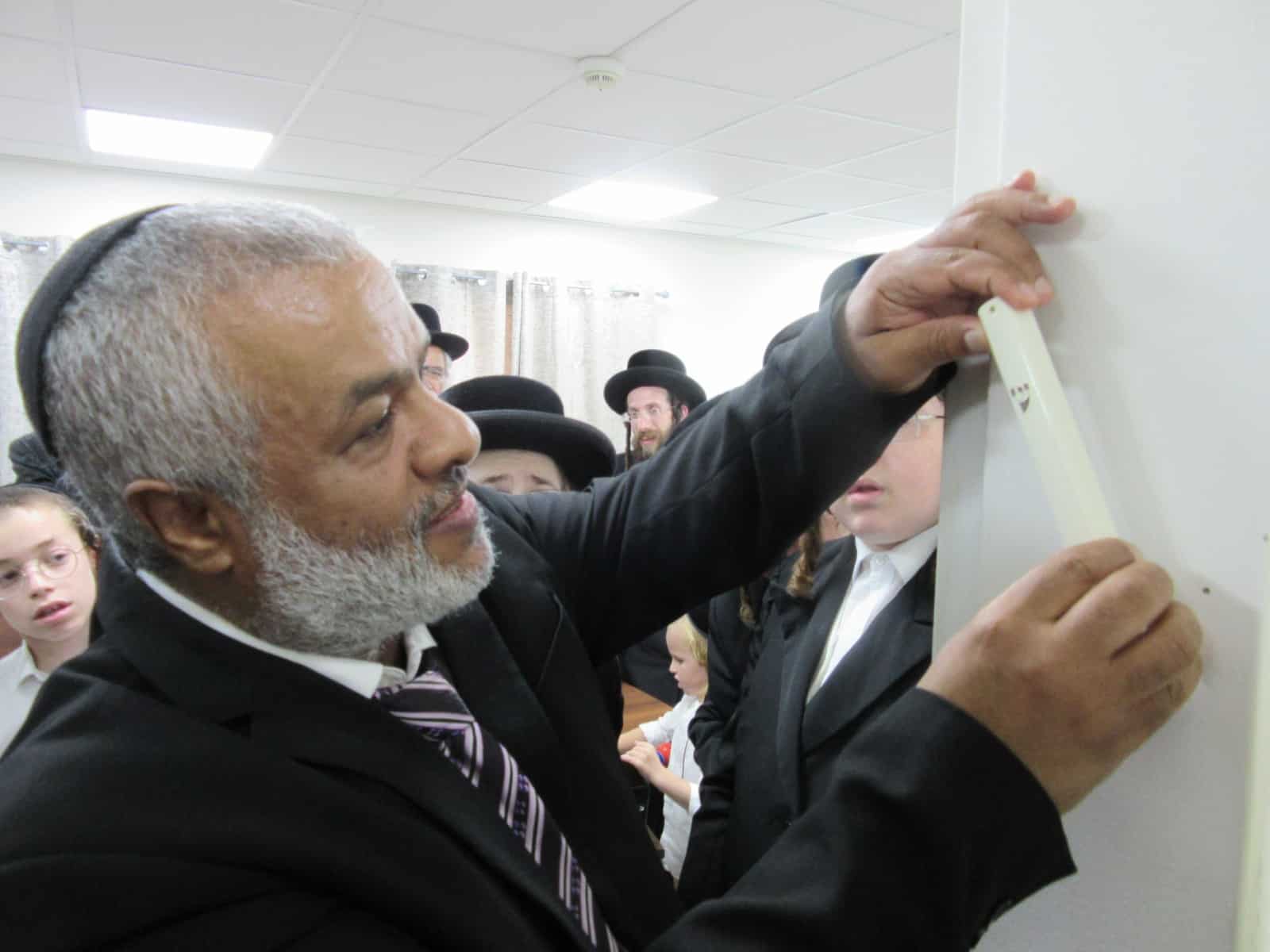 מעמד קביעת מזוזות לישיבת תורת ישראל קרעטשניף קרית גת