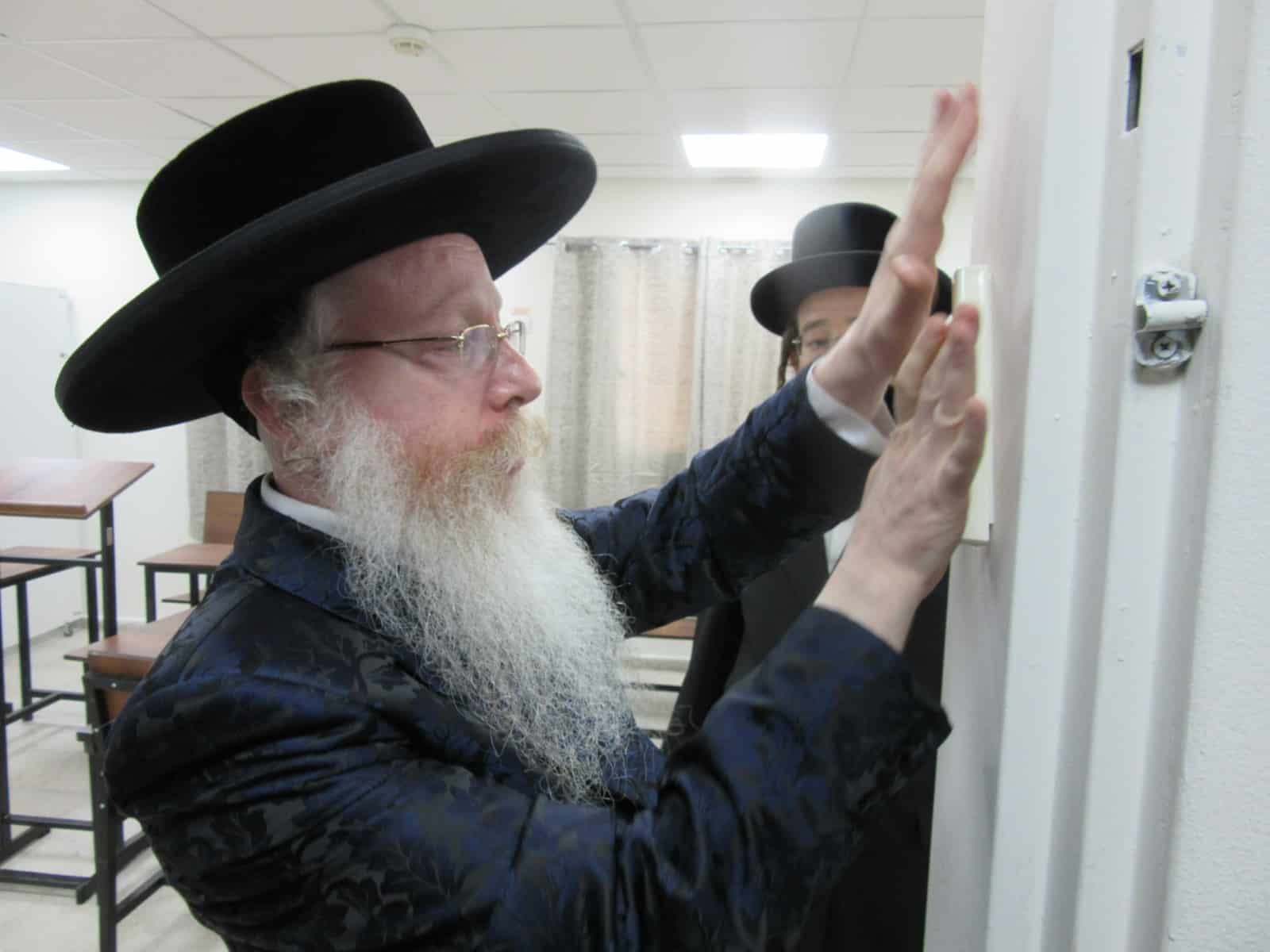 מעמד קביעת מזוזות לישיבת תורת ישראל קרעטשניף קרית גת