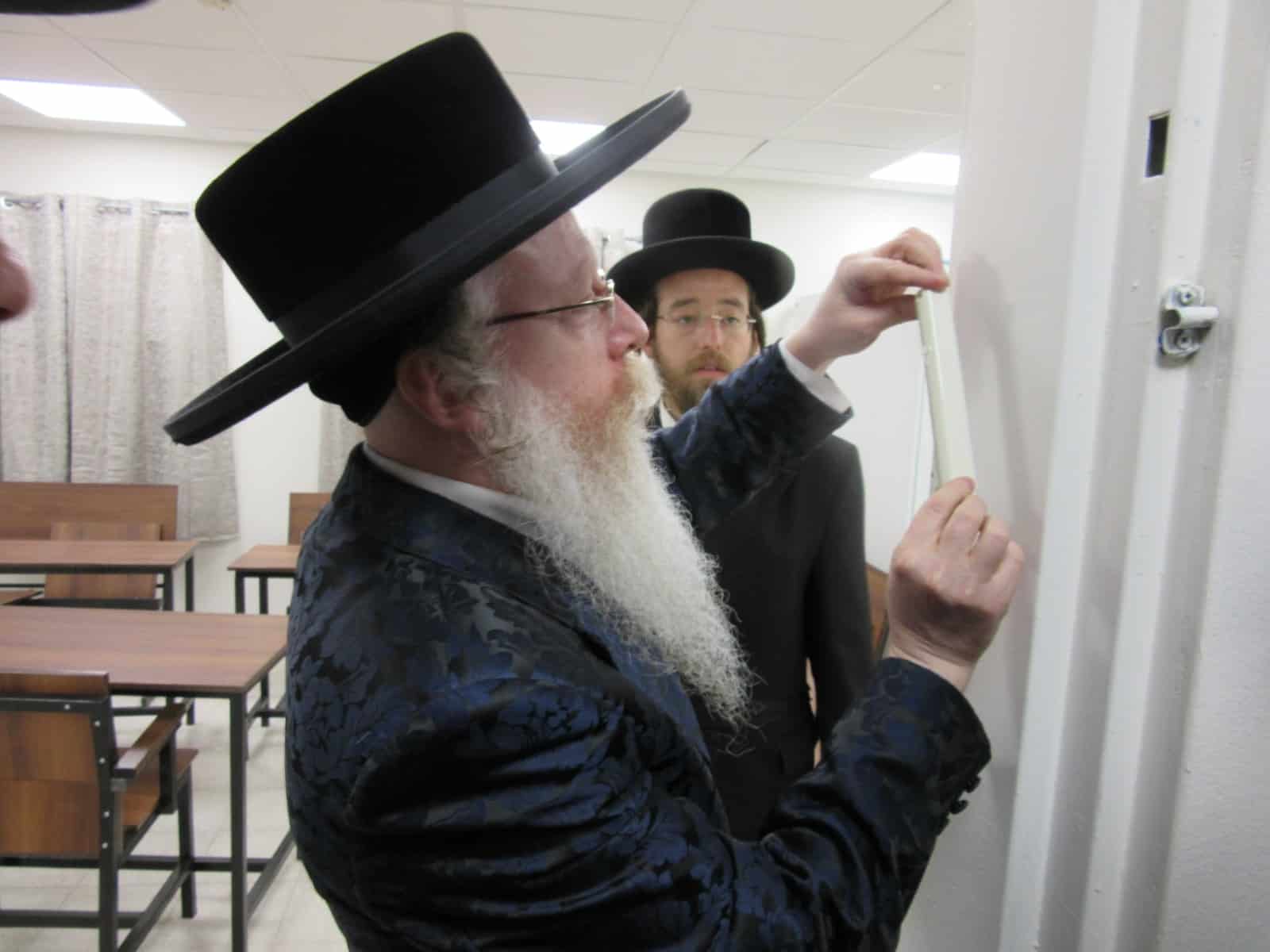 מעמד קביעת מזוזות לישיבת תורת ישראל קרעטשניף קרית גת