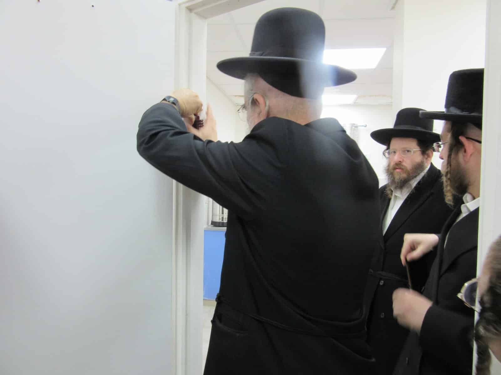 מעמד קביעת מזוזות לישיבת תורת ישראל קרעטשניף קרית גת