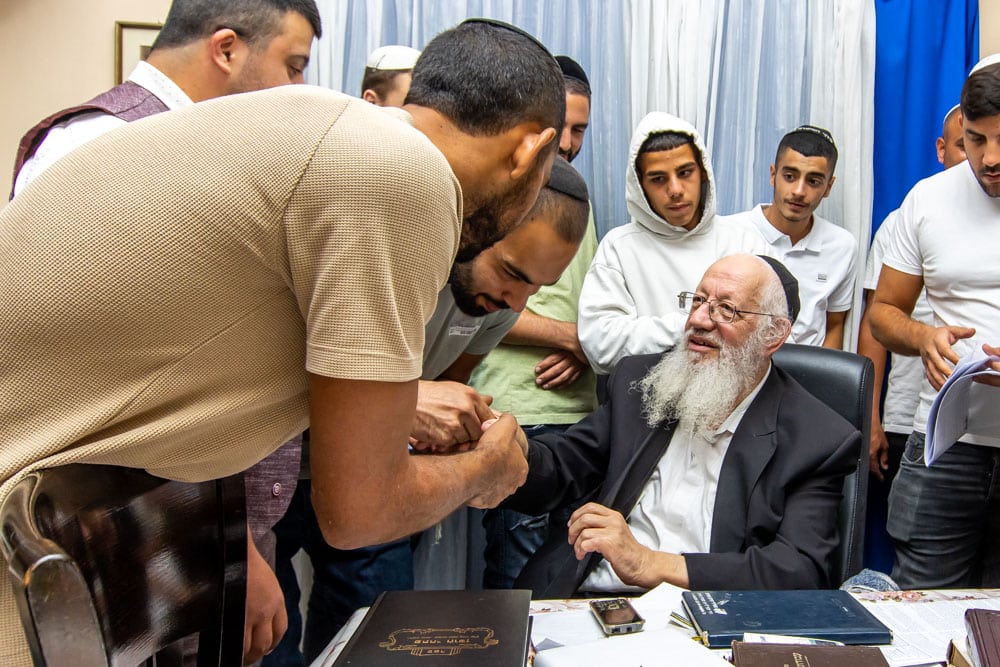 נערים ממדרשיית "לב לאחים" בביקור אצל הרה"ג יחיאל הלוי