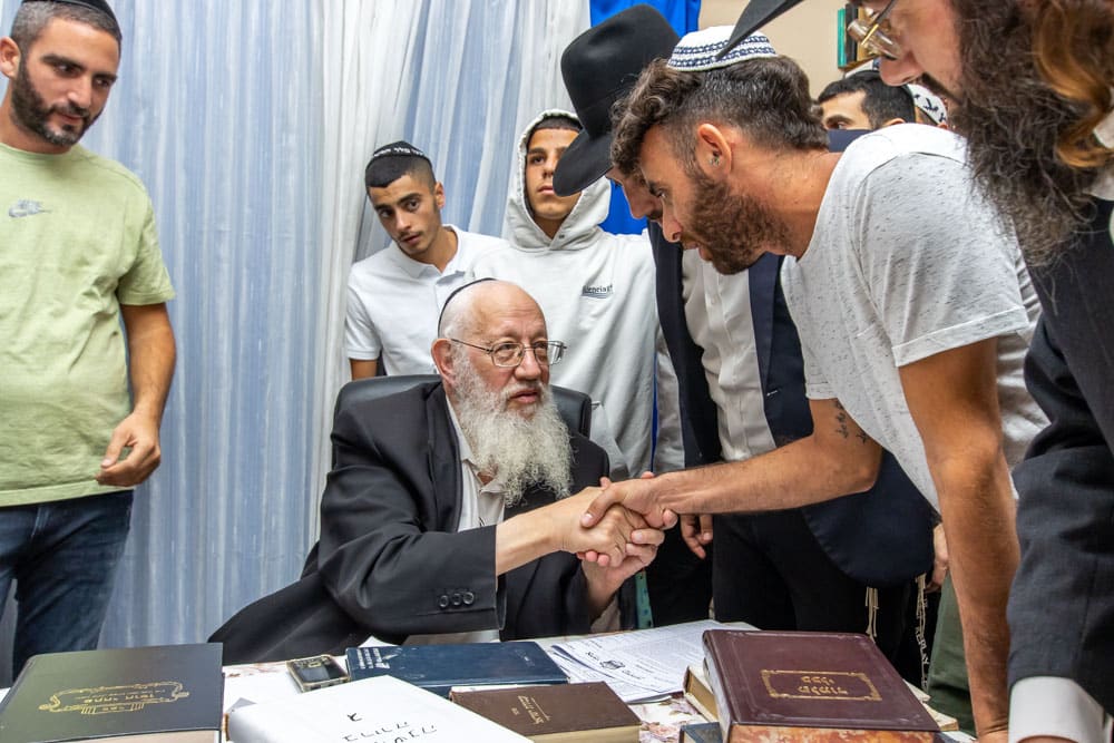 נערים ממדרשיית "לב לאחים" בביקור אצל הרה"ג יחיאל הלוי