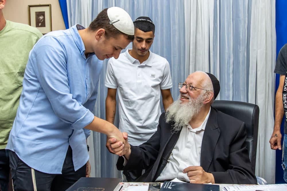 נערים ממדרשיית "לב לאחים" בביקור אצל הרה"ג יחיאל הלוי