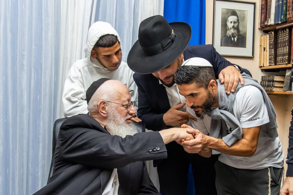 נערים ממדרשיית "לב לאחים" בביקור אצל הרה"ג יחיאל הלוי