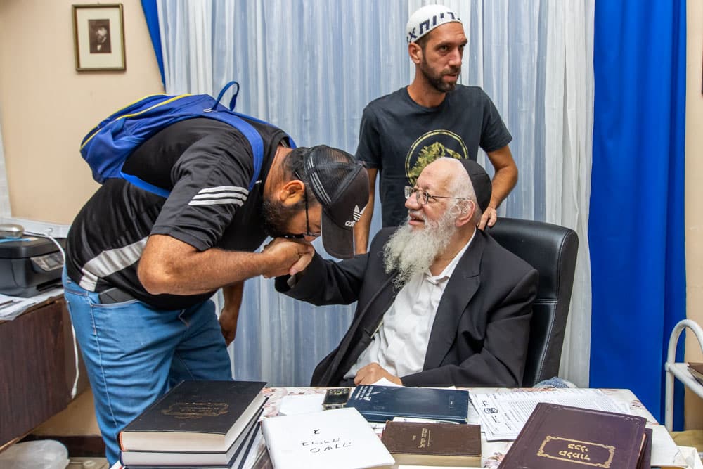 נערים ממדרשיית "לב לאחים" בביקור אצל הרה"ג יחיאל הלוי