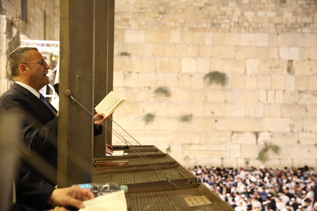38 אלף משתתפים הלילה במעמד הסליחות בכותל המערבי • צפו: