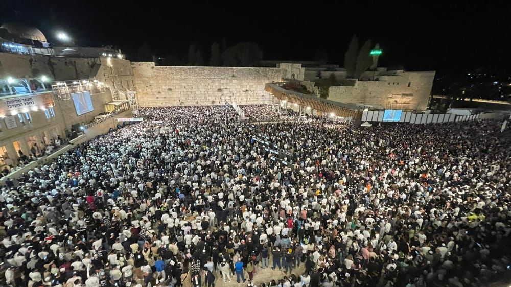 38 אלף משתתפים הלילה במעמד הסליחות בכותל המערבי • צפו: