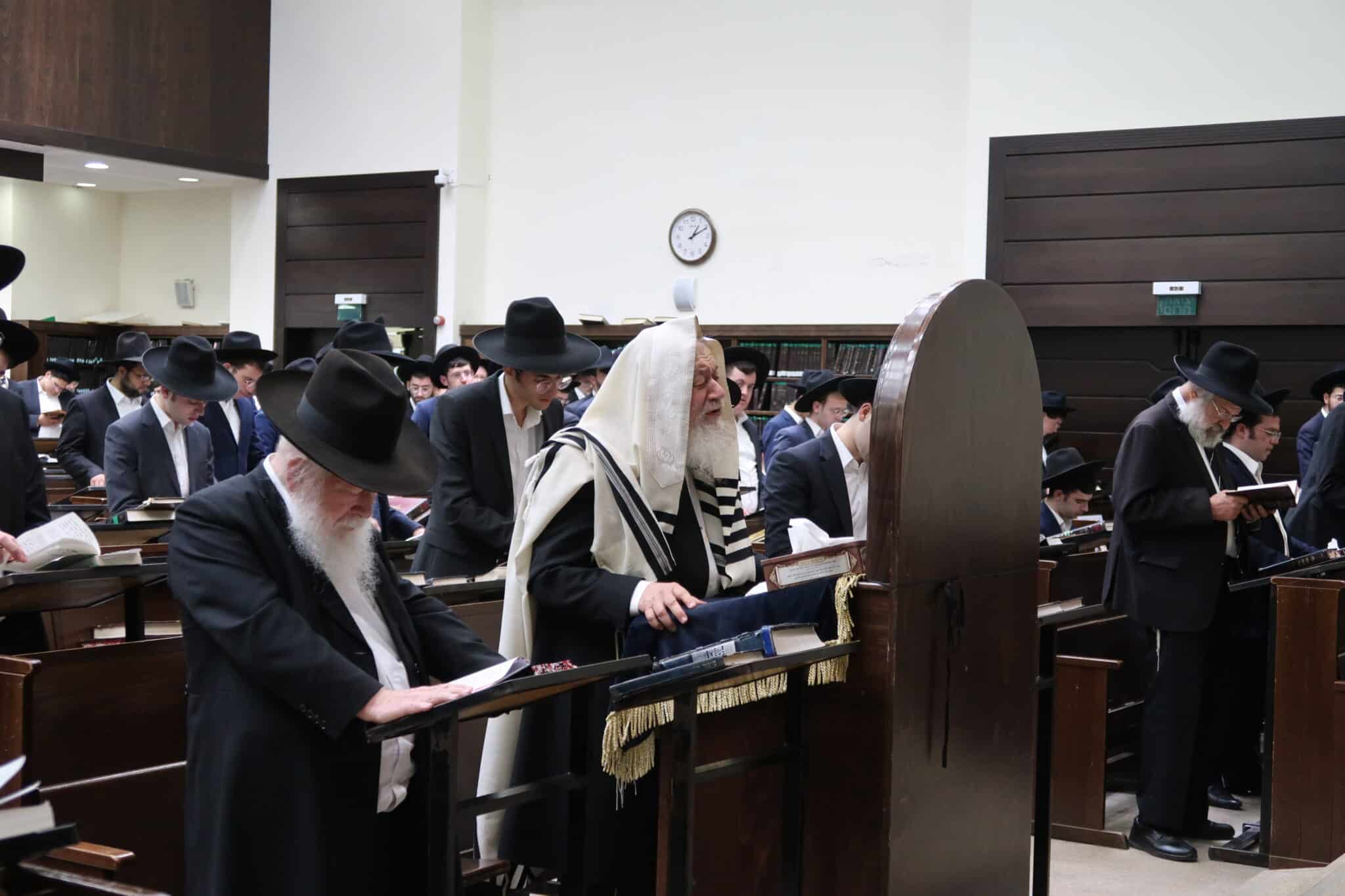 רה"י מאור התלמוד באמירת סליחות בהיכל הישיבה • צפו: