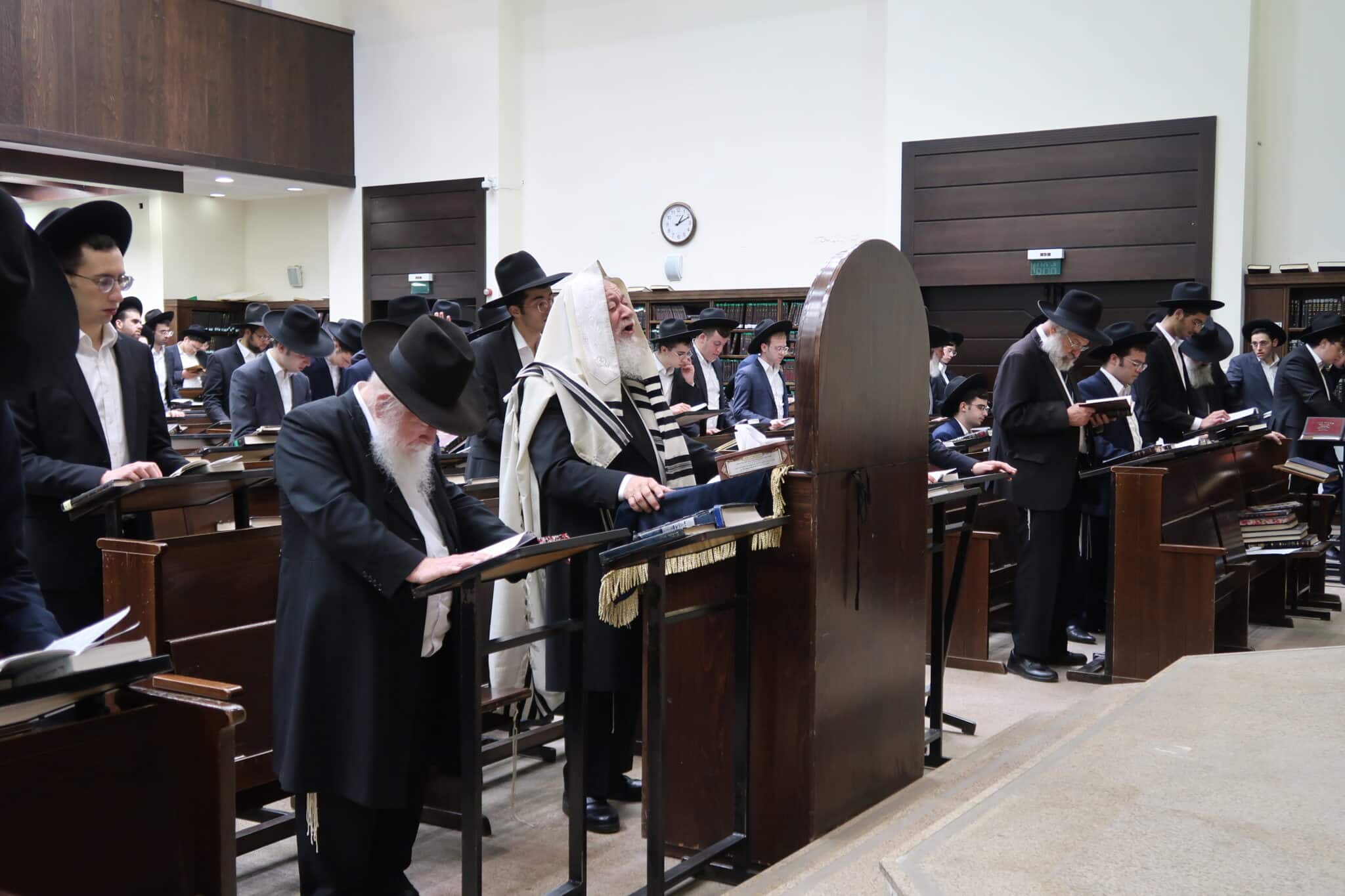 רה"י מאור התלמוד באמירת סליחות בהיכל הישיבה • צפו: