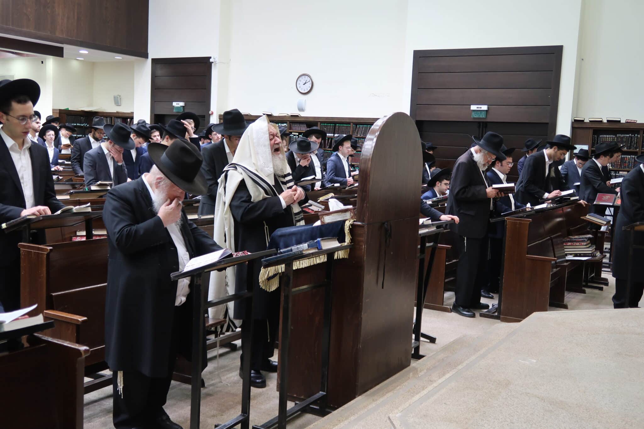 רה"י מאור התלמוד באמירת סליחות בהיכל הישיבה • צפו: