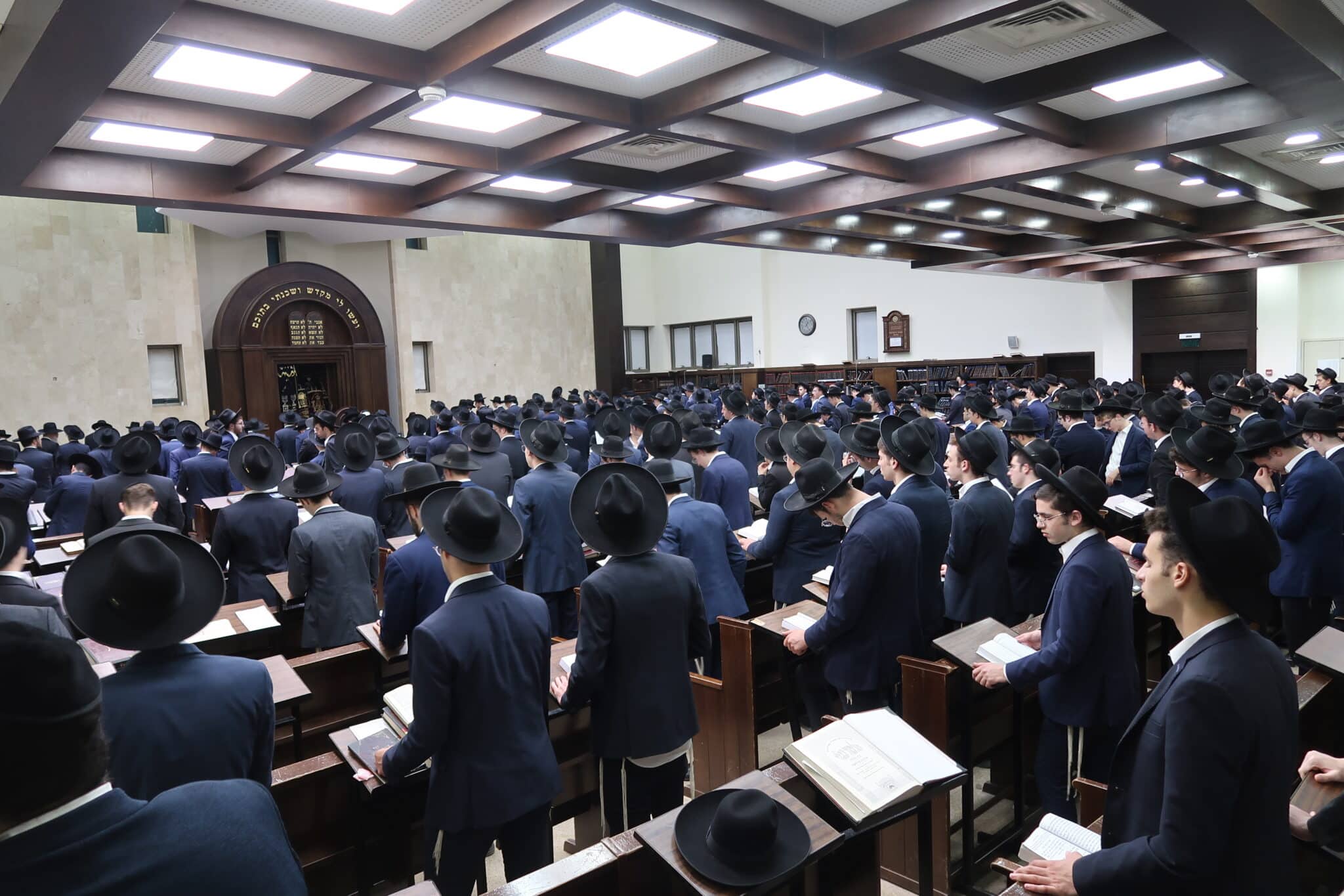 רה"י מאור התלמוד באמירת סליחות בהיכל הישיבה • צפו: