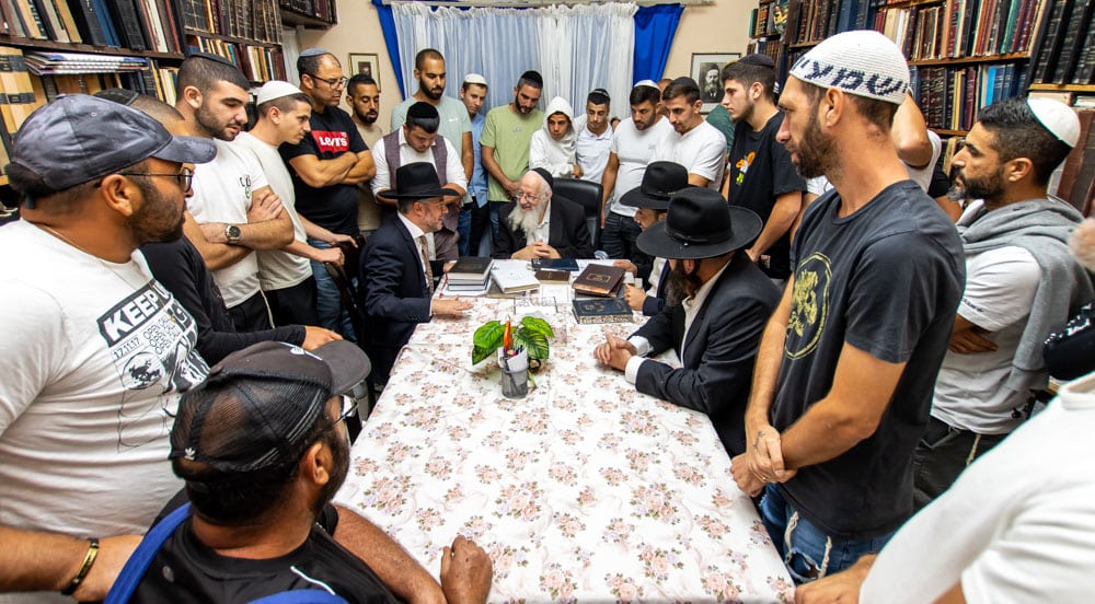 נערים ממדרשיית "לב לאחים" בביקור אצל הרה"ג יחיאל הלוי