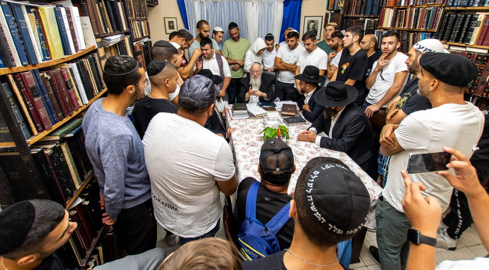 נערים ממדרשיית "לב לאחים" בביקור אצל הרה"ג יחיאל הלוי