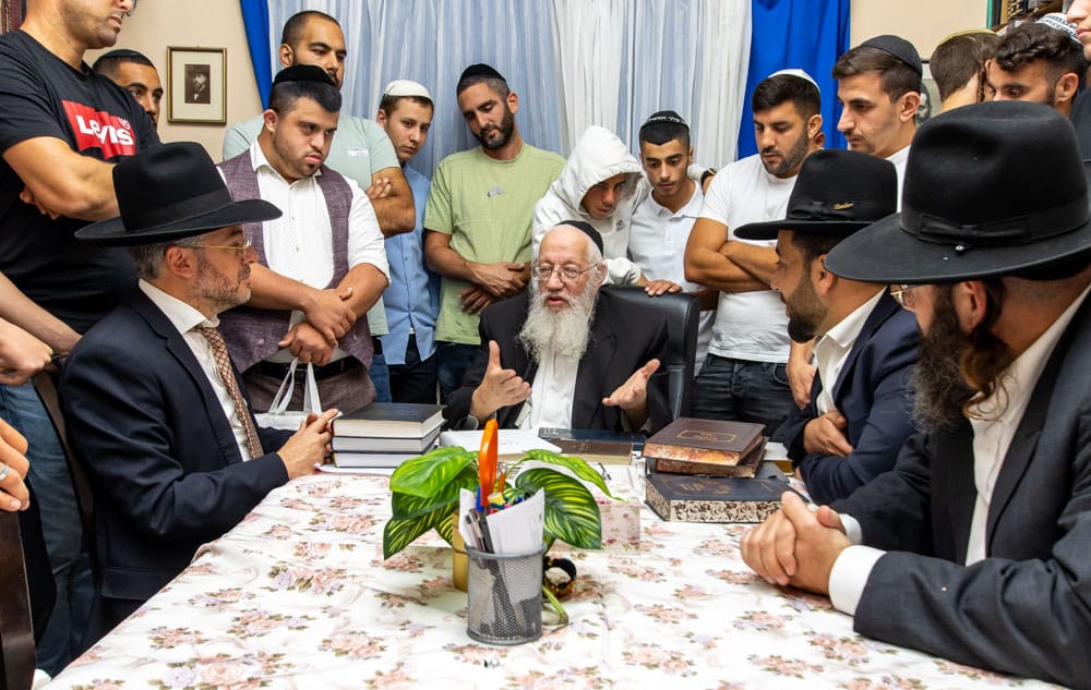 נערים ממדרשיית "לב לאחים" בביקור אצל הרה"ג יחיאל הלוי