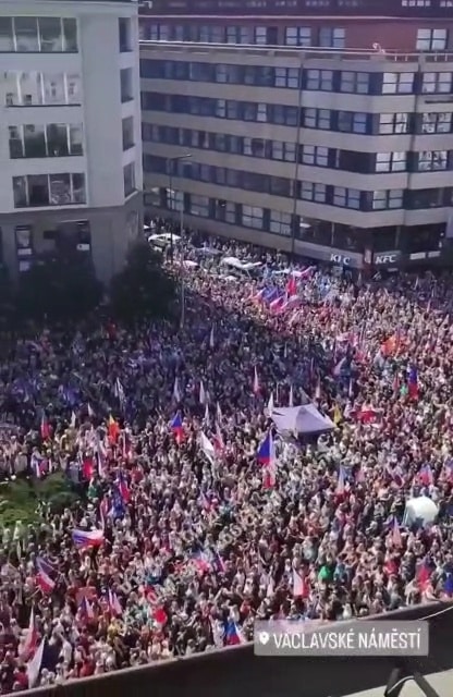 פראג סוערת: המונים יצאו להפגין נגד האיחוד האירופי • צפו: