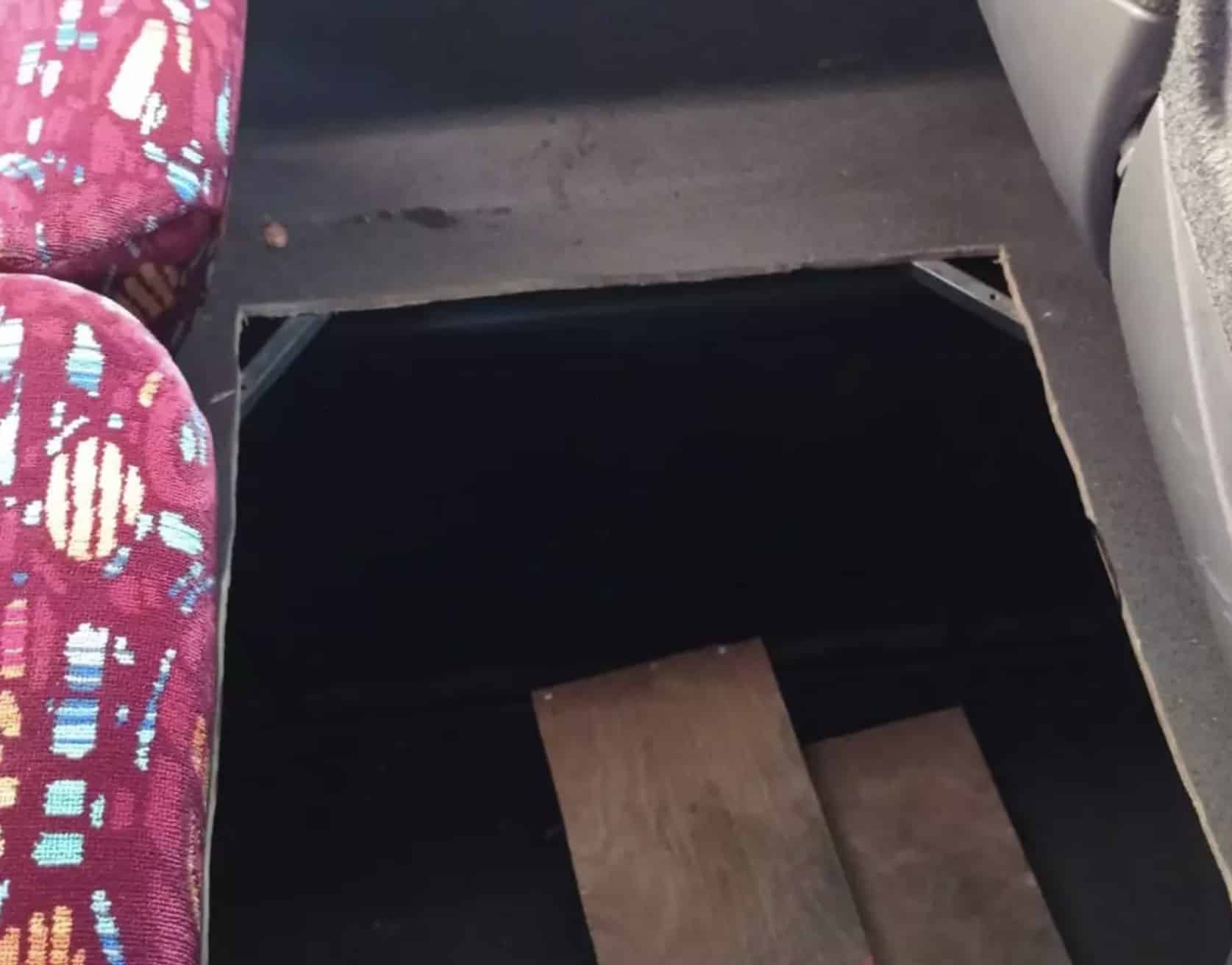 מדרגות נסתרות: ביקורת שגרתית באוטובוס השאירה את השוטרים בהלם