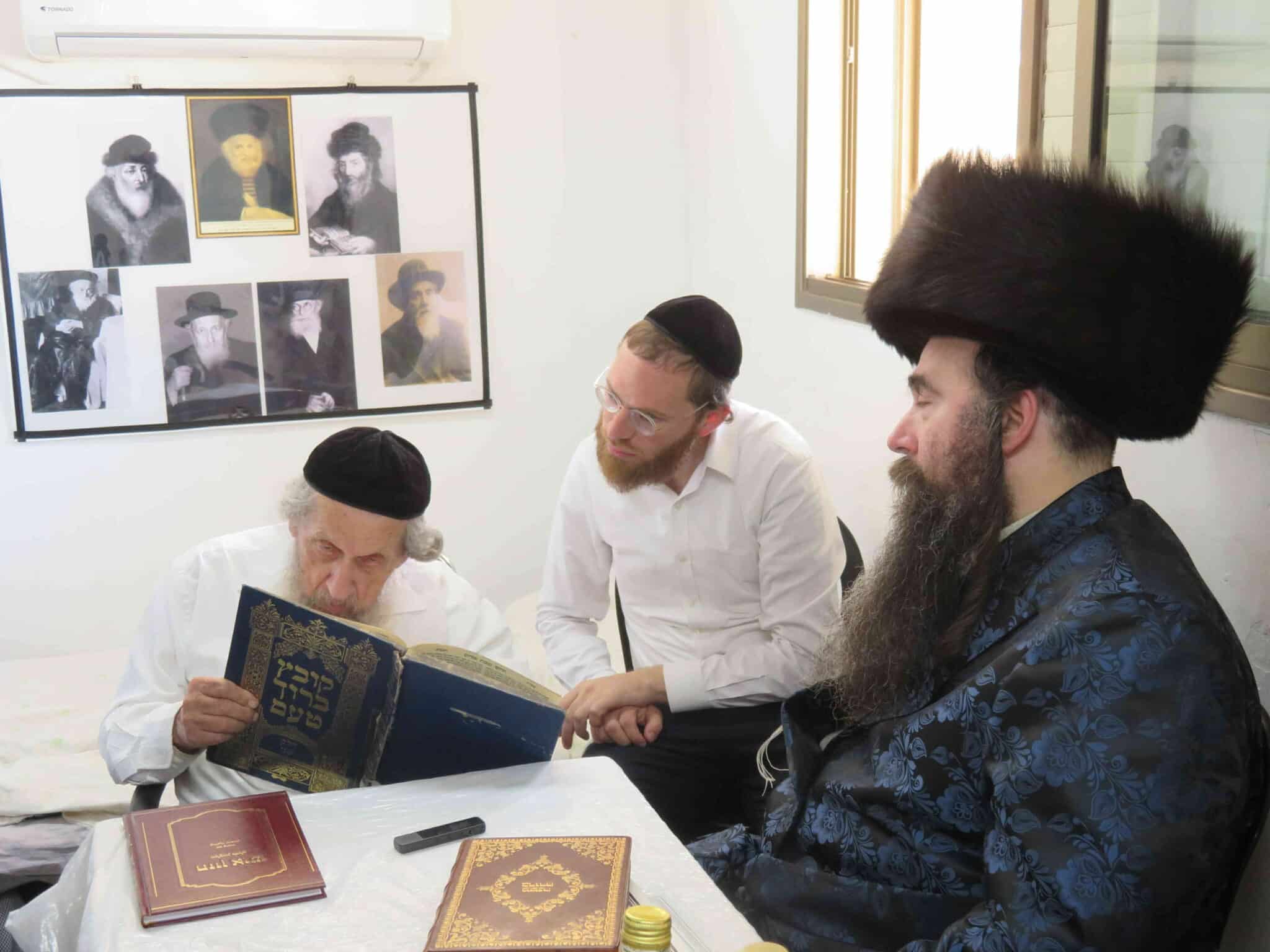 גלריה: זמן שמחתנו במעונו של גאון ישראל גלריה: זמן שמחתנו במעונו של גאון ישראל