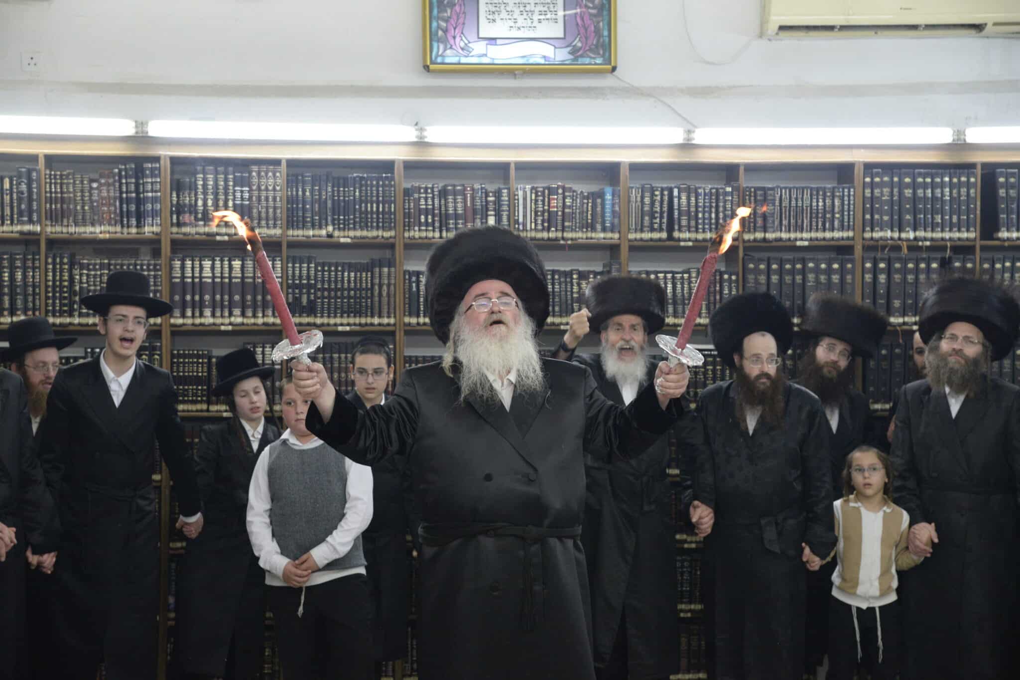 הרבי מביאלא ערך טיש שמחת בית בית השואבה • צפו: