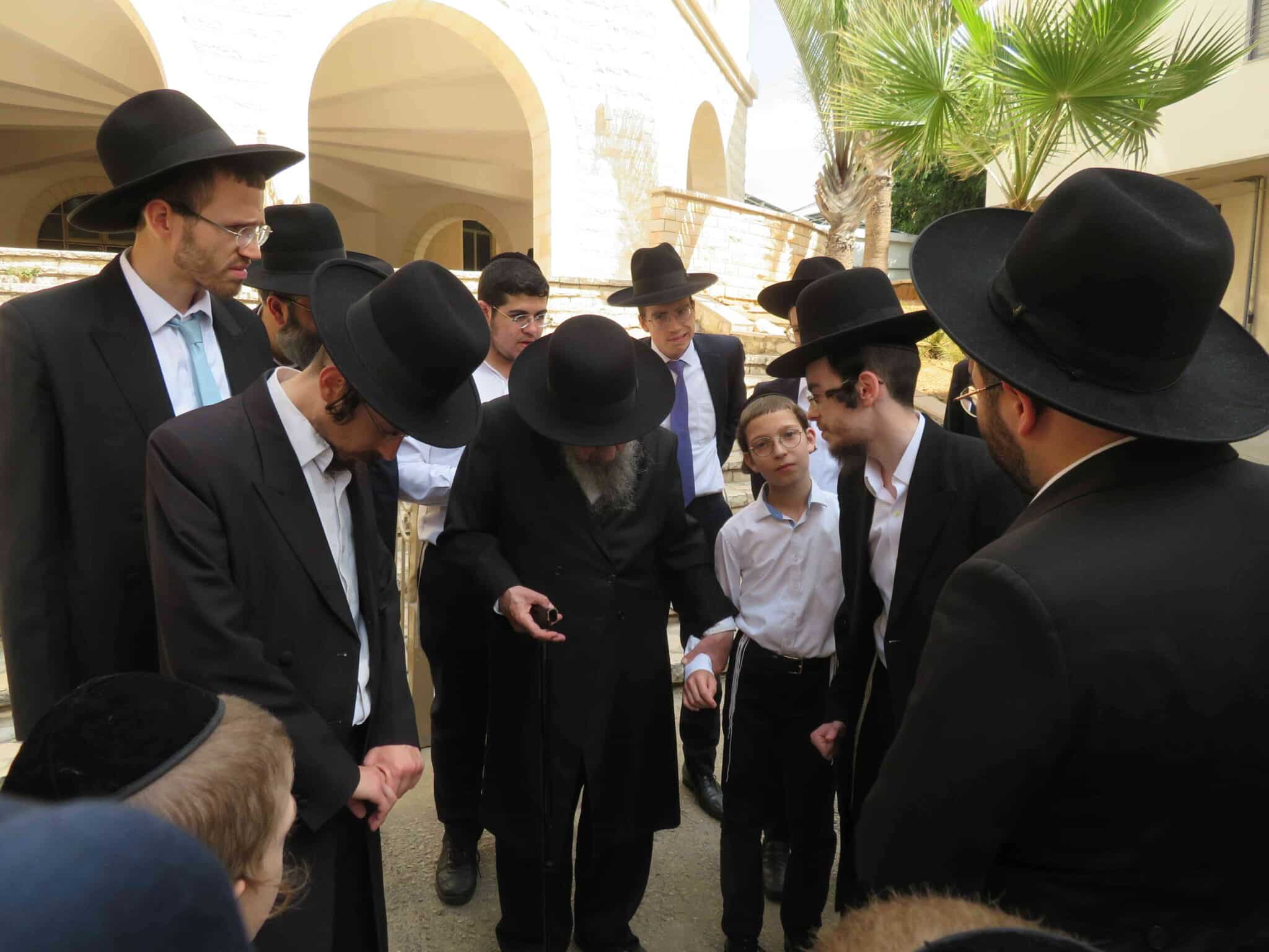 גלריה: זמן שמחתנו במעונו של גאון ישראל גלריה: זמן שמחתנו במעונו של גאון ישראל