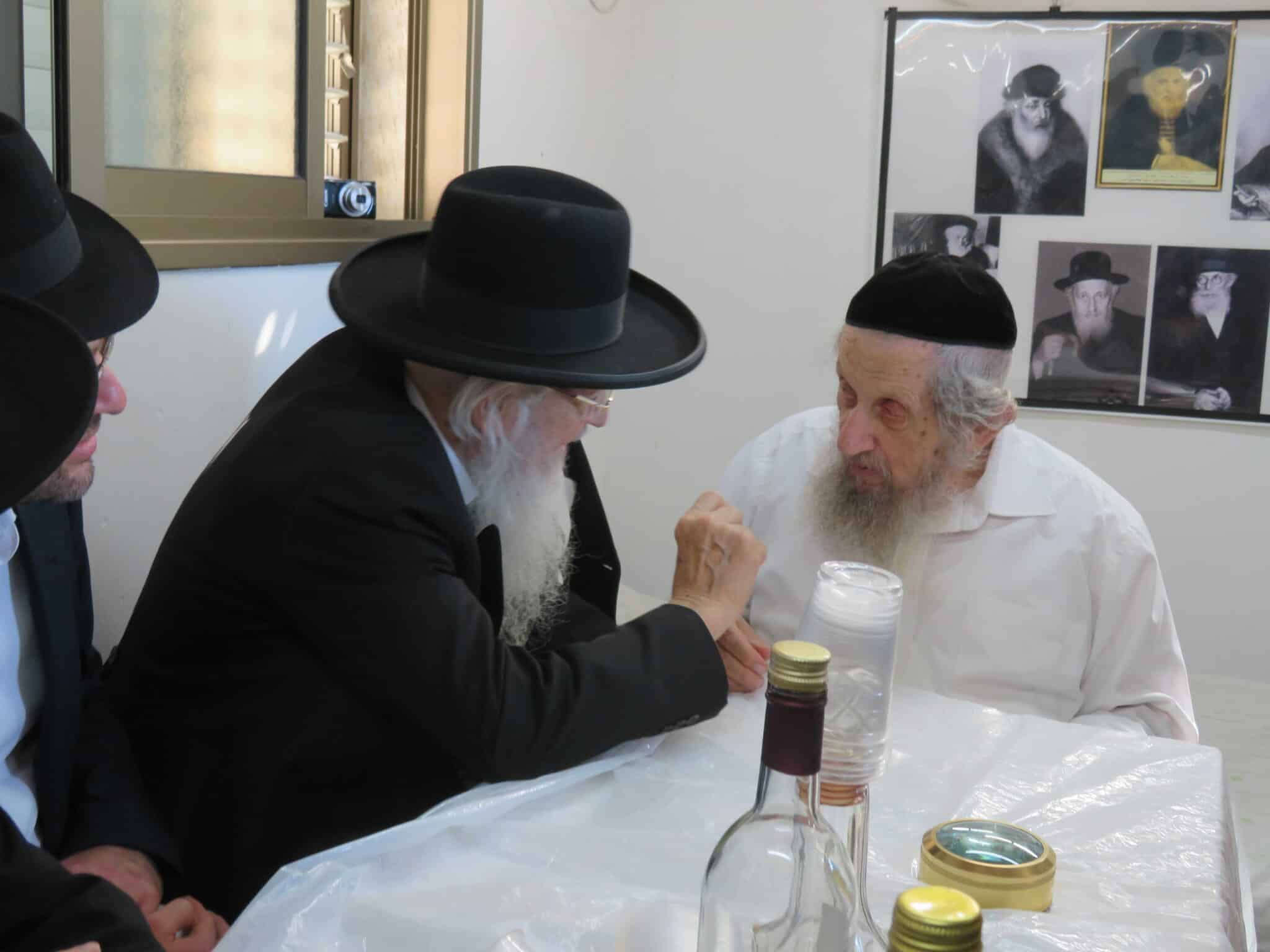 גלריה: זמן שמחתנו במעונו של גאון ישראל גלריה: זמן שמחתנו במעונו של גאון ישראל