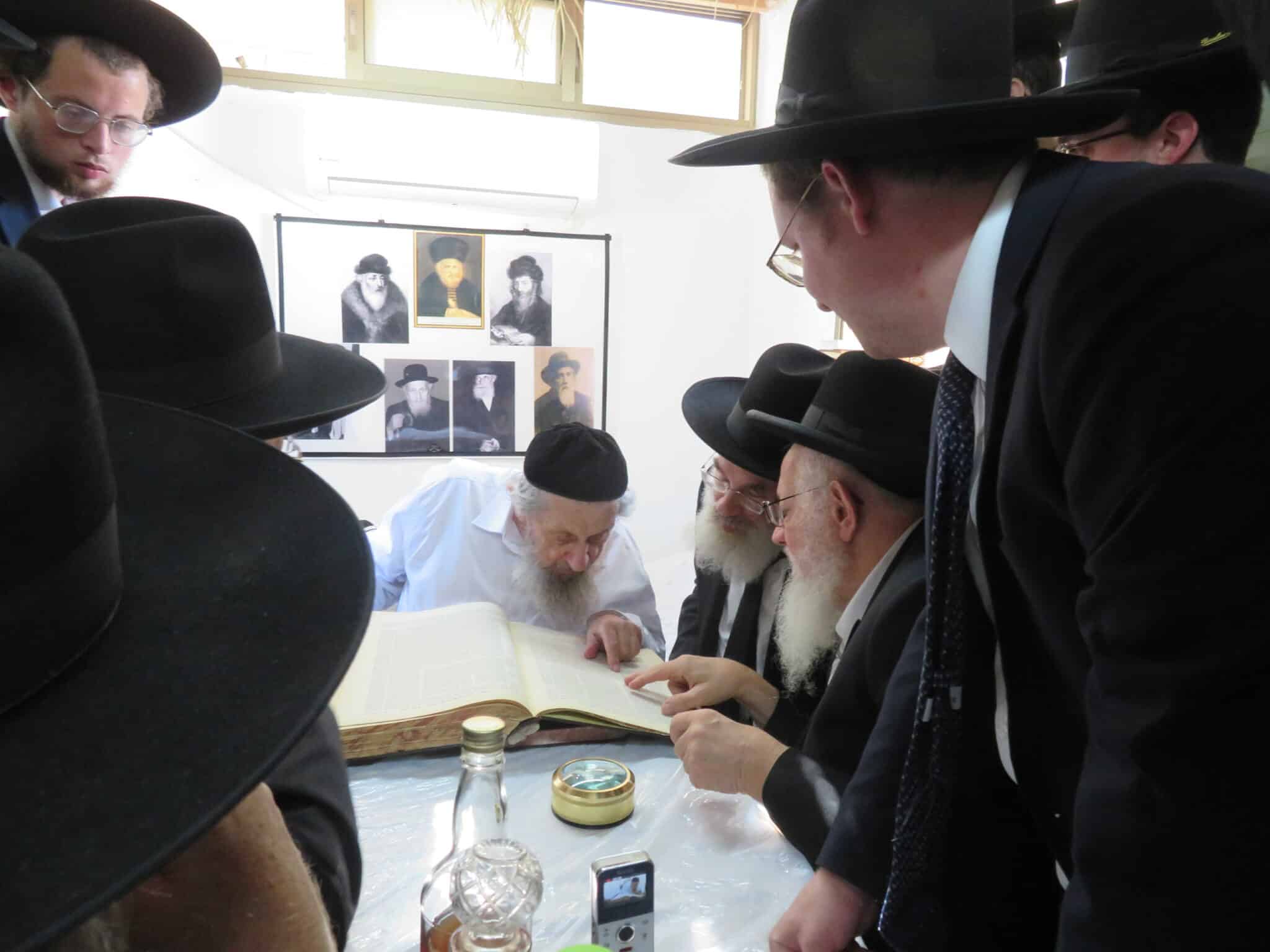 גלריה: זמן שמחתנו במעונו של גאון ישראל גלריה: זמן שמחתנו במעונו של גאון ישראל