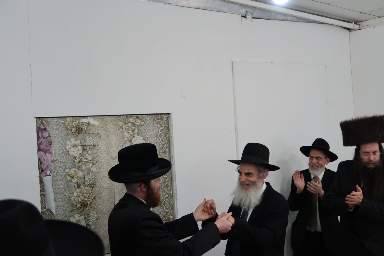 מעמד הלחיים לרגל אירוסי בת האדמו"ר מקראלי • גלריה