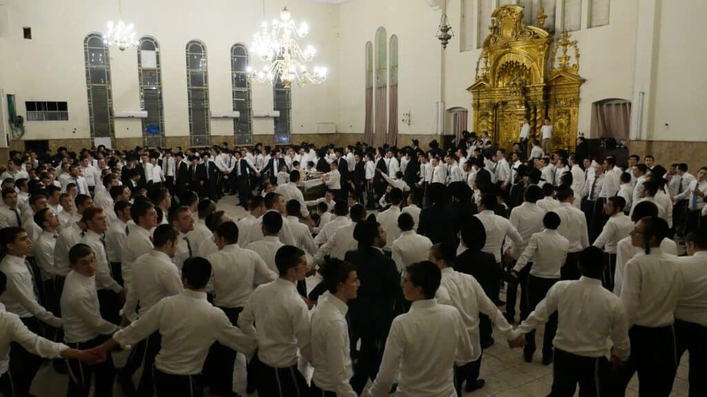 מדוע הורה ראש הישיבה על הפסקה באמצע ההקפות?