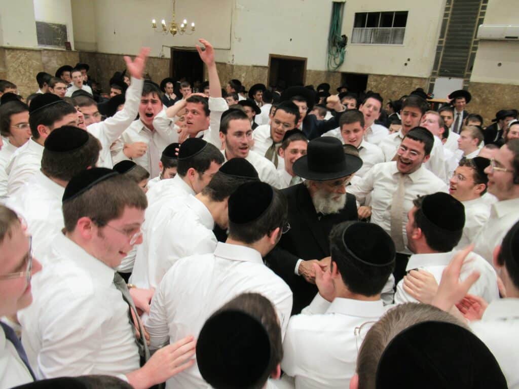 מדוע הורה ראש הישיבה על הפסקה באמצע ההקפות?