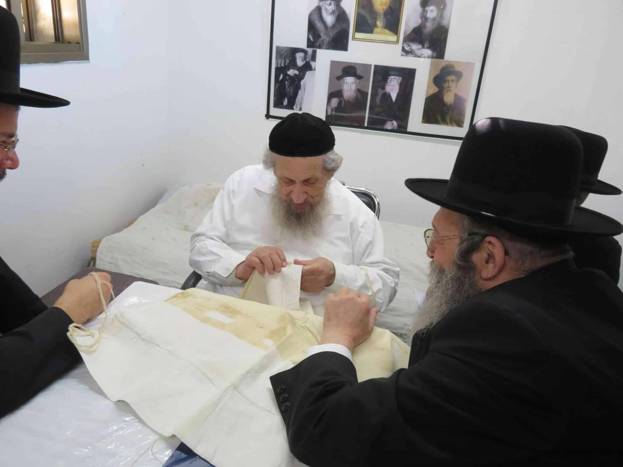 גלריה: זמן שמחתנו במעונו של גאון ישראל גלריה: זמן שמחתנו במעונו של גאון ישראל