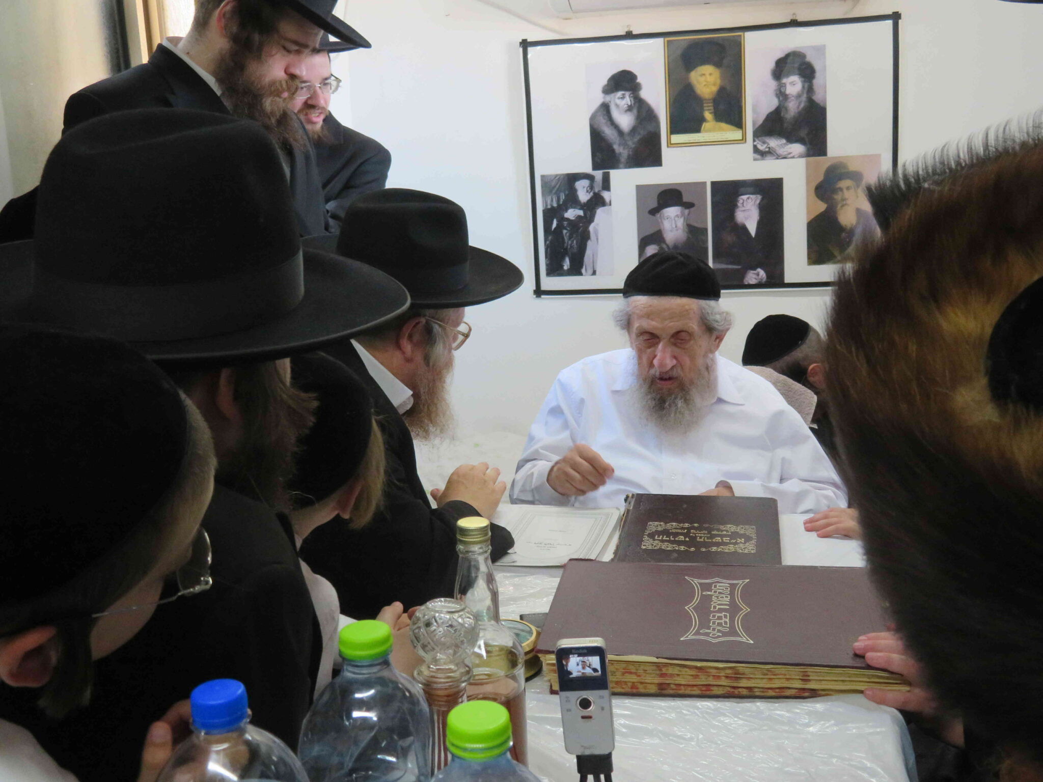 גלריה: זמן שמחתנו במעונו של גאון ישראל גלריה: זמן שמחתנו במעונו של גאון ישראל