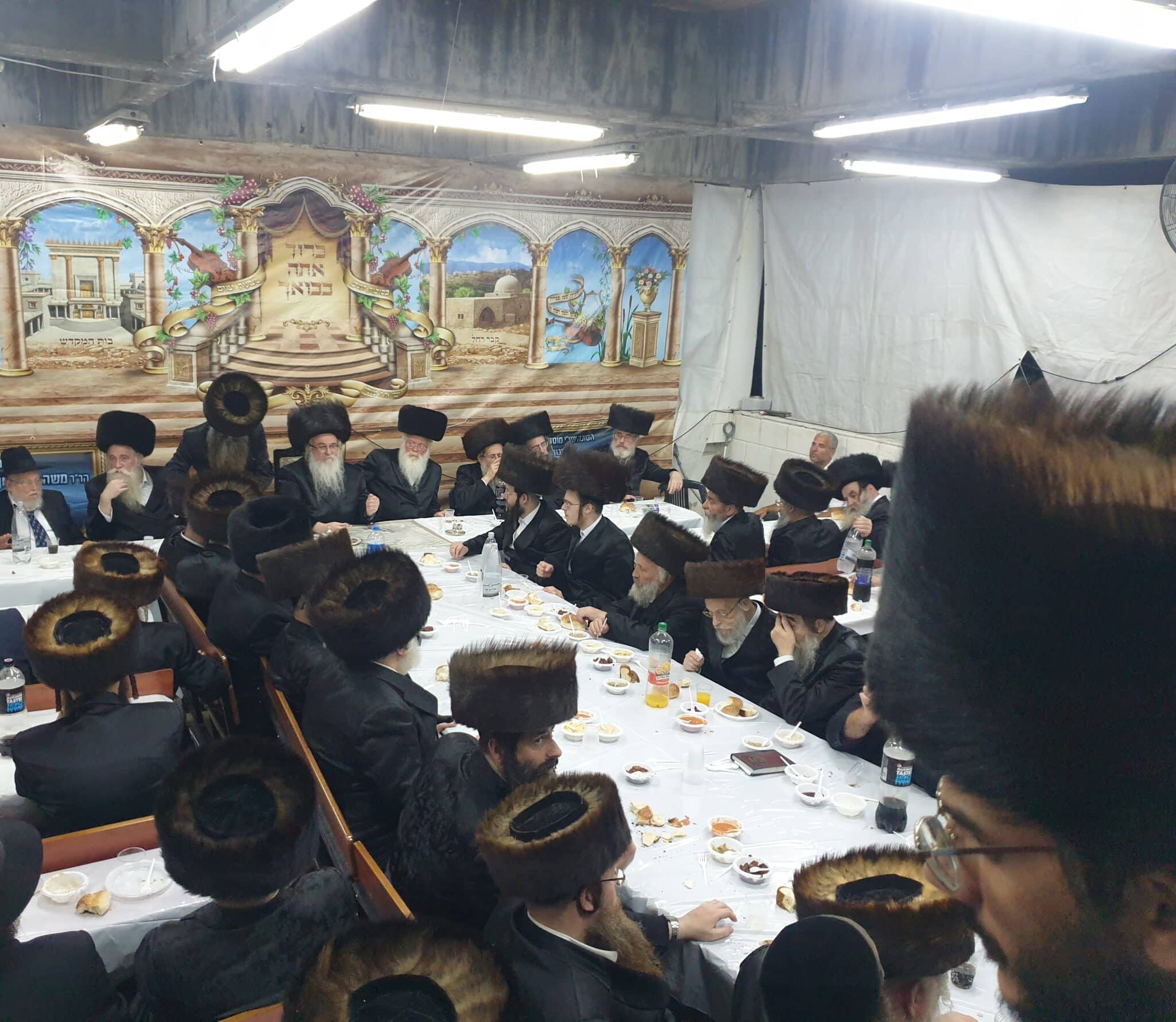 הרבי מביאלא ערך טיש שמחת בית בית השואבה • צפו: