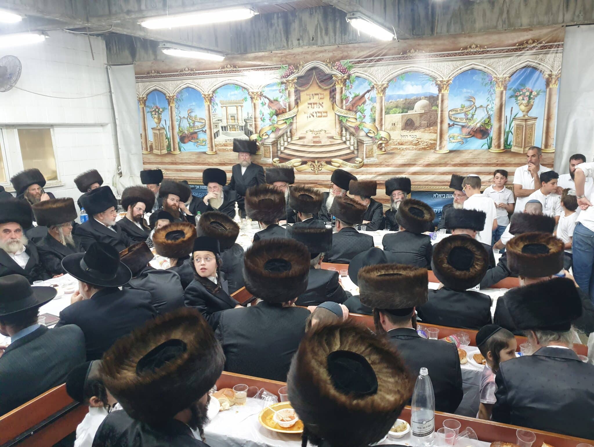 הרבי מביאלא ערך טיש שמחת בית בית השואבה • צפו: