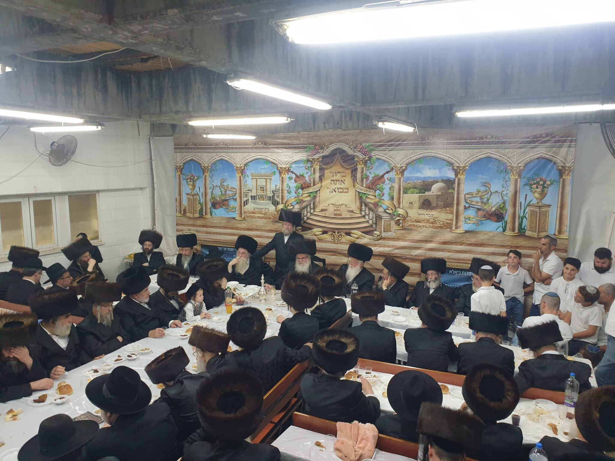 הרבי מביאלא ערך טיש שמחת בית בית השואבה • צפו: