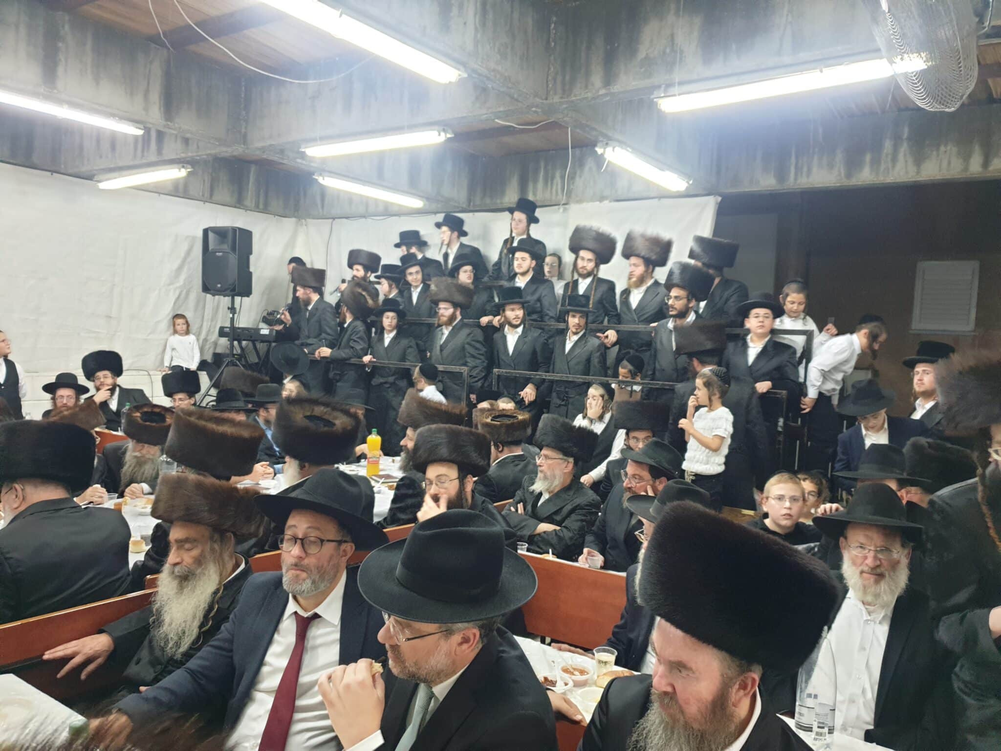 הרבי מביאלא ערך טיש שמחת בית בית השואבה • צפו: