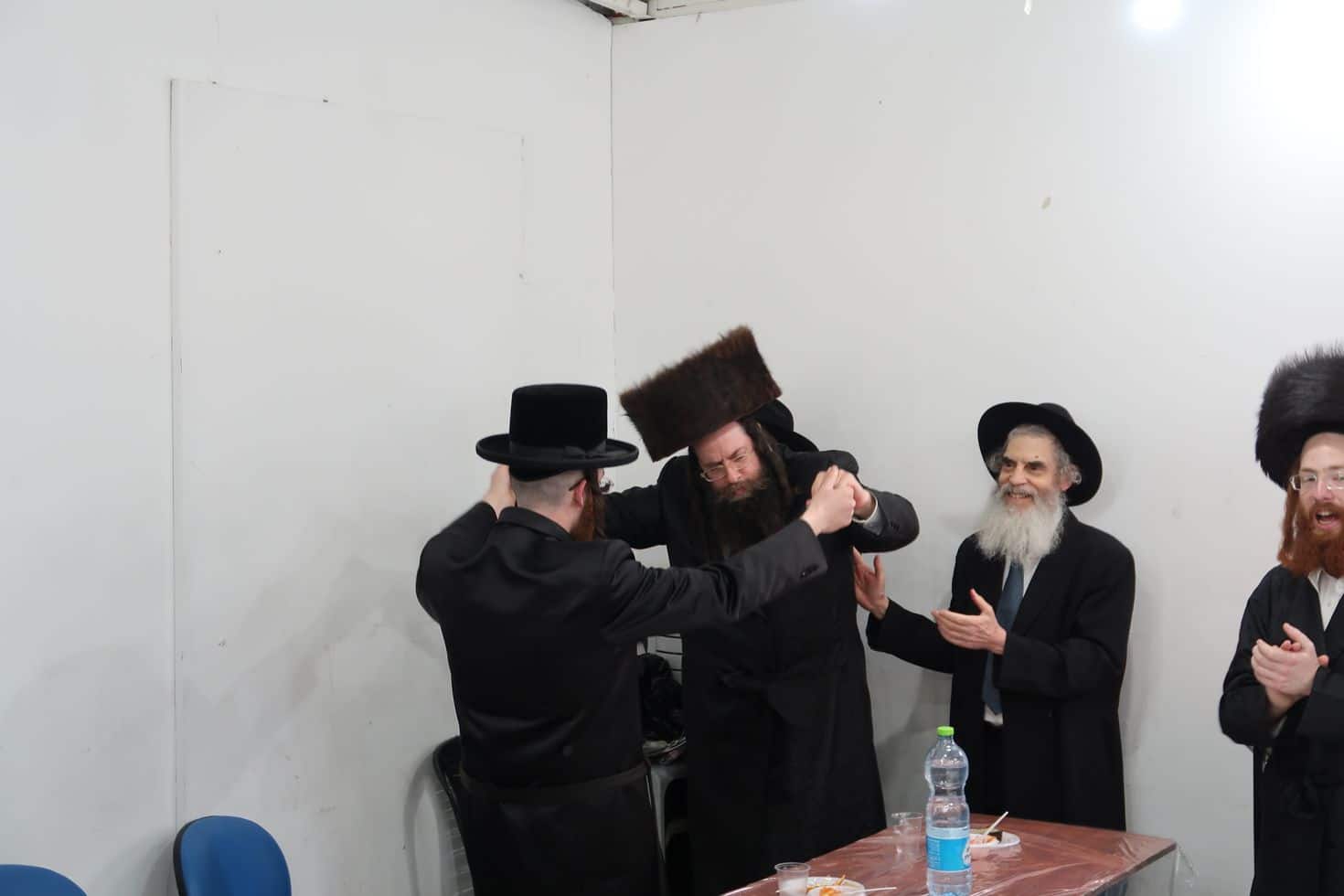 מעמד הלחיים לרגל אירוסי בת האדמו"ר מקראלי • גלריה