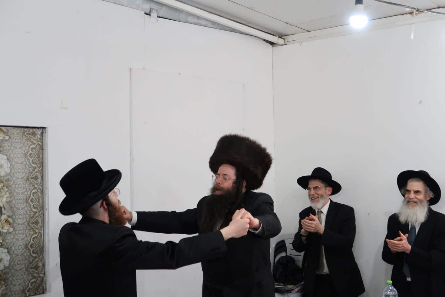 מעמד הלחיים לרגל אירוסי בת האדמו"ר מקראלי • גלריה