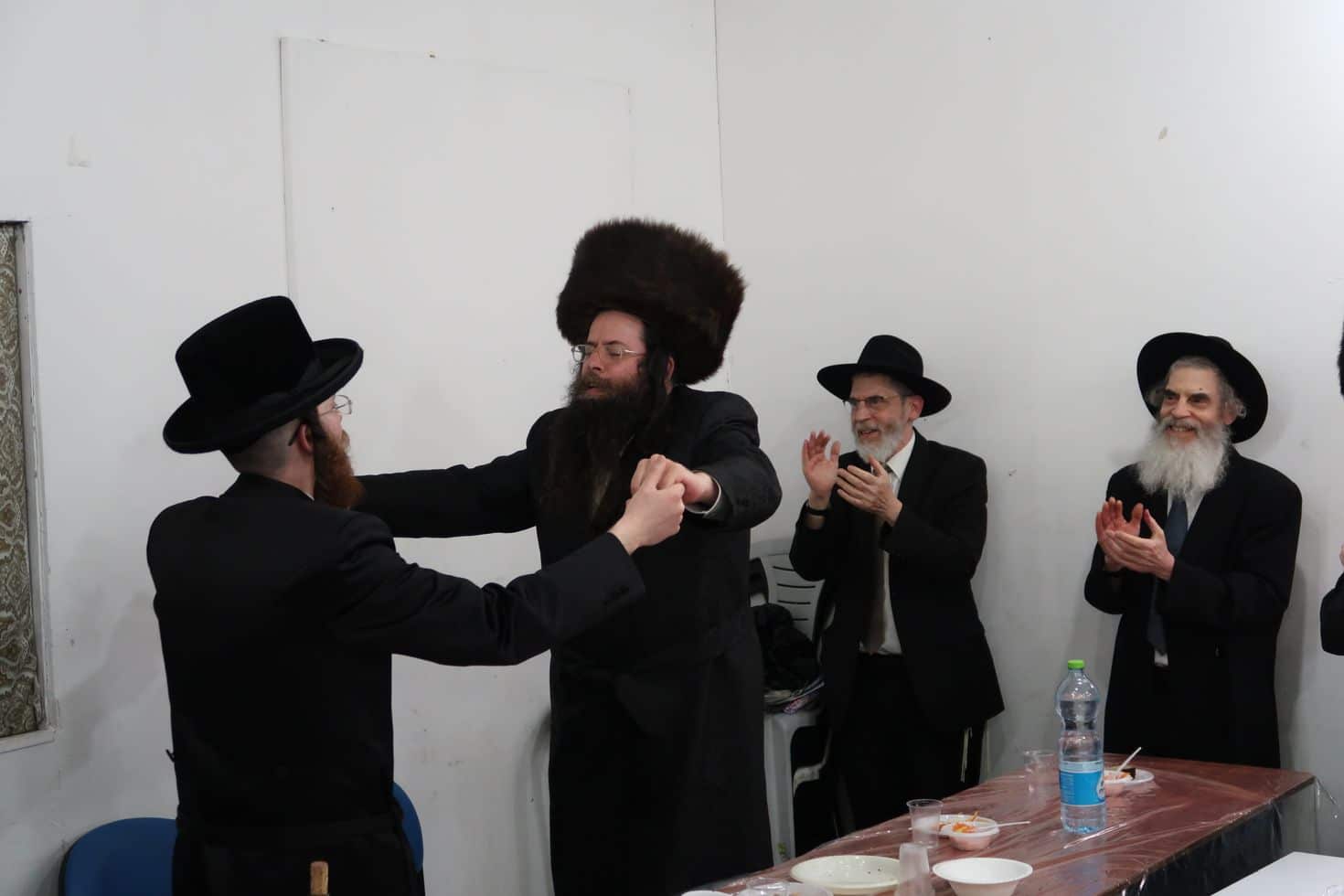 מעמד הלחיים לרגל אירוסי בת האדמו"ר מקראלי • גלריה