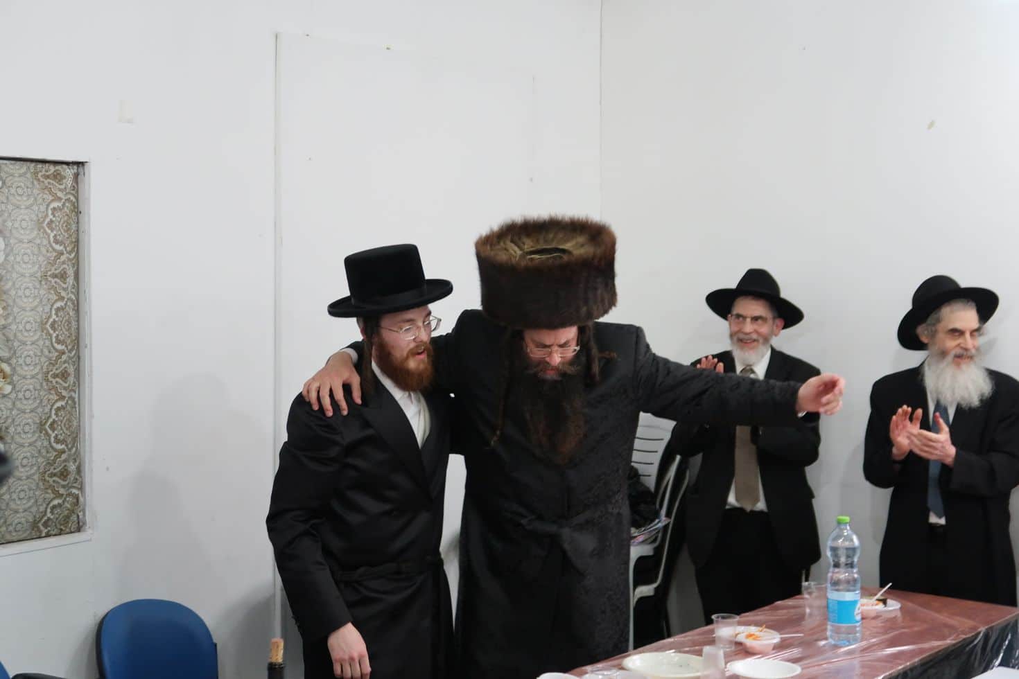 מעמד הלחיים לרגל אירוסי בת האדמו"ר מקראלי • גלריה